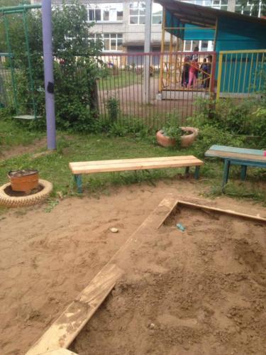 Ремонт скамейки на детской площадке